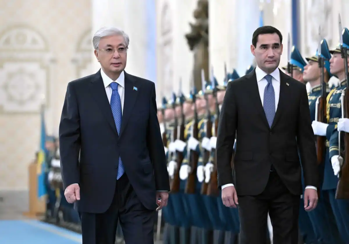 Президента Туркменистана торжественно встретили в Акорде