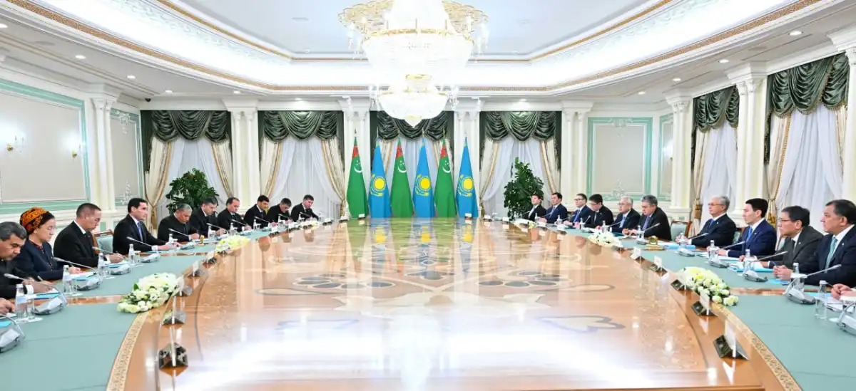 Токаев и Бердымухамедов провели переговоры в расширенном составе