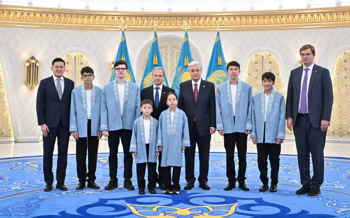 Президент встретился с призерами чемпионатов мира по шахматам