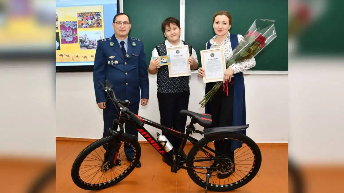 В Акмолинской области полиция наградила школьника, который помог задержать нарушителя