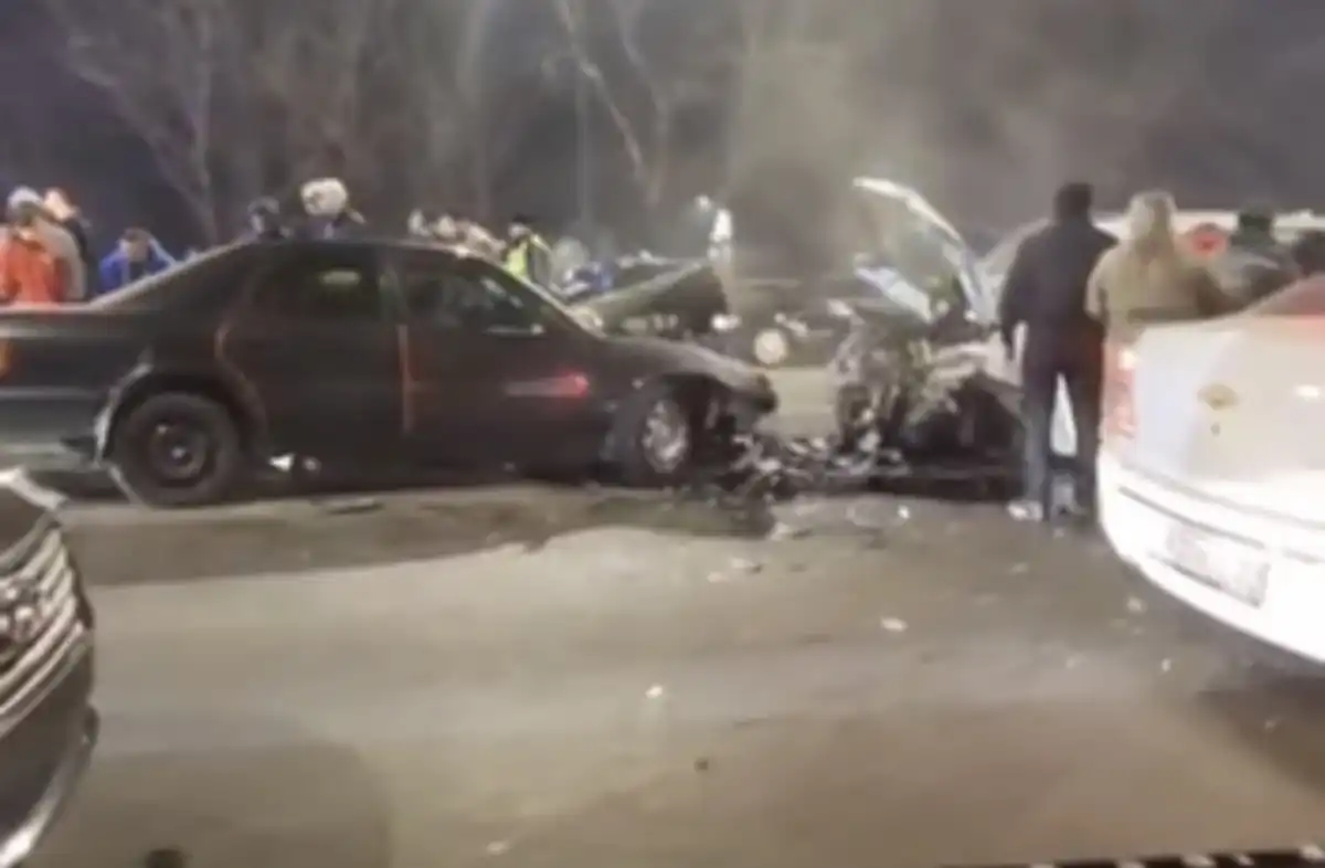 Массовое ДТП произошло ночью в Алматы: несколько человек доставили в больницы