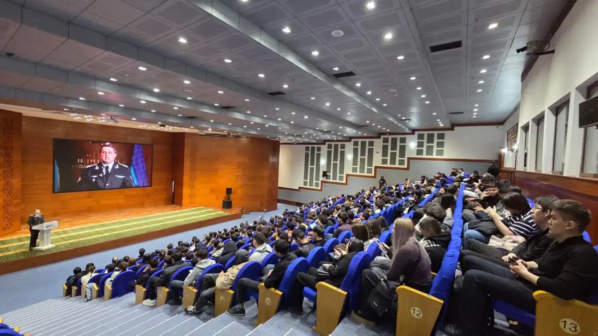 400 столичных студентов приняли участие в лекции по цифровой безопасности