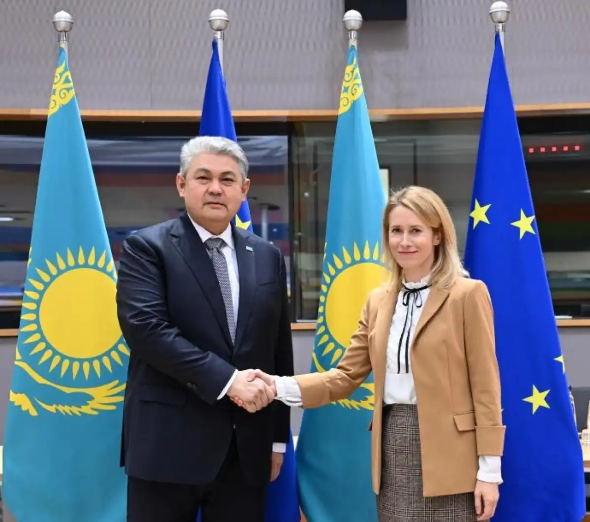 Казахстан и ЕС начнут в декабре переговоры об упрощении визового режима