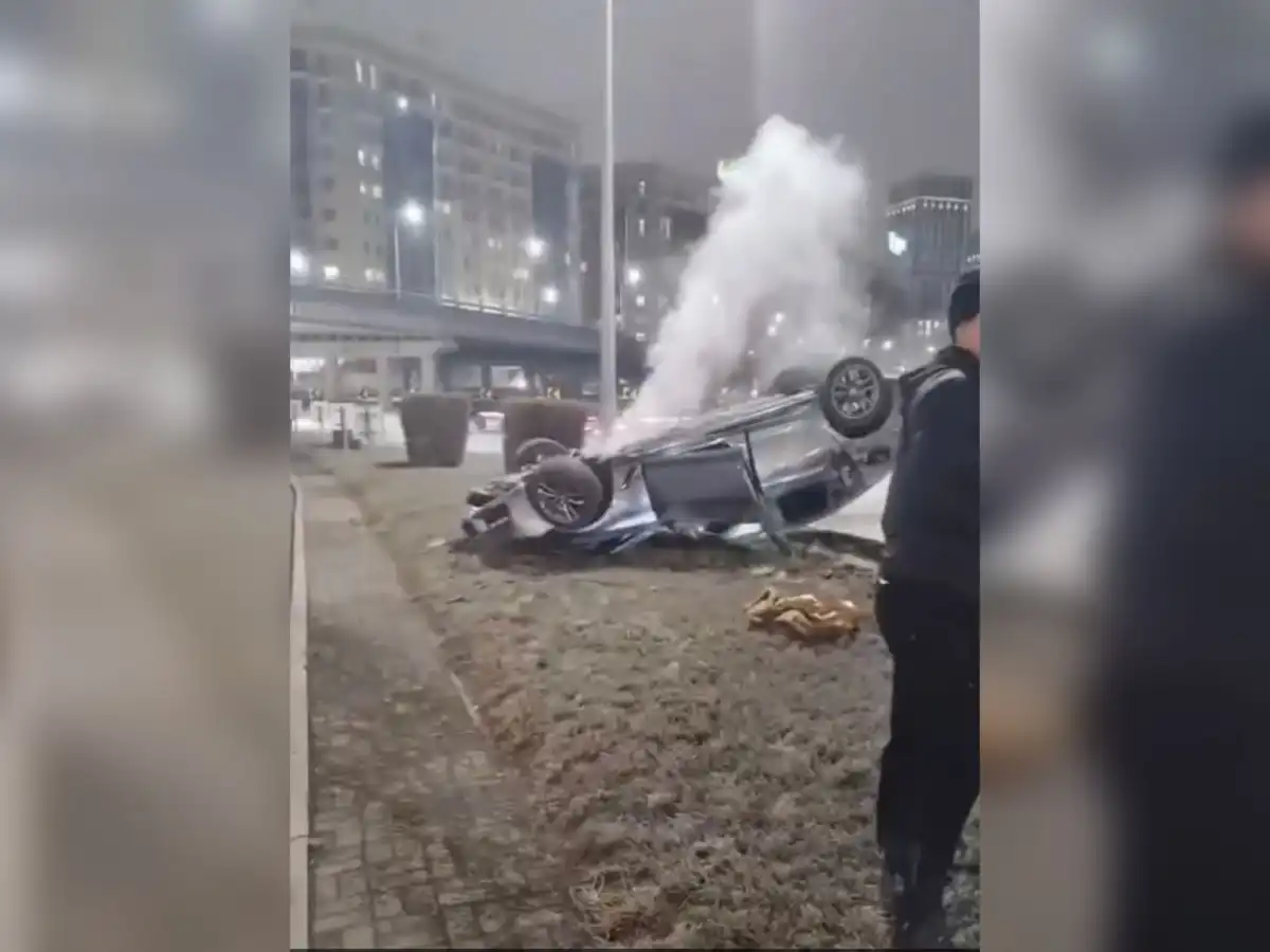 BMW врезался в столб и перевернулся в центре Астаны
