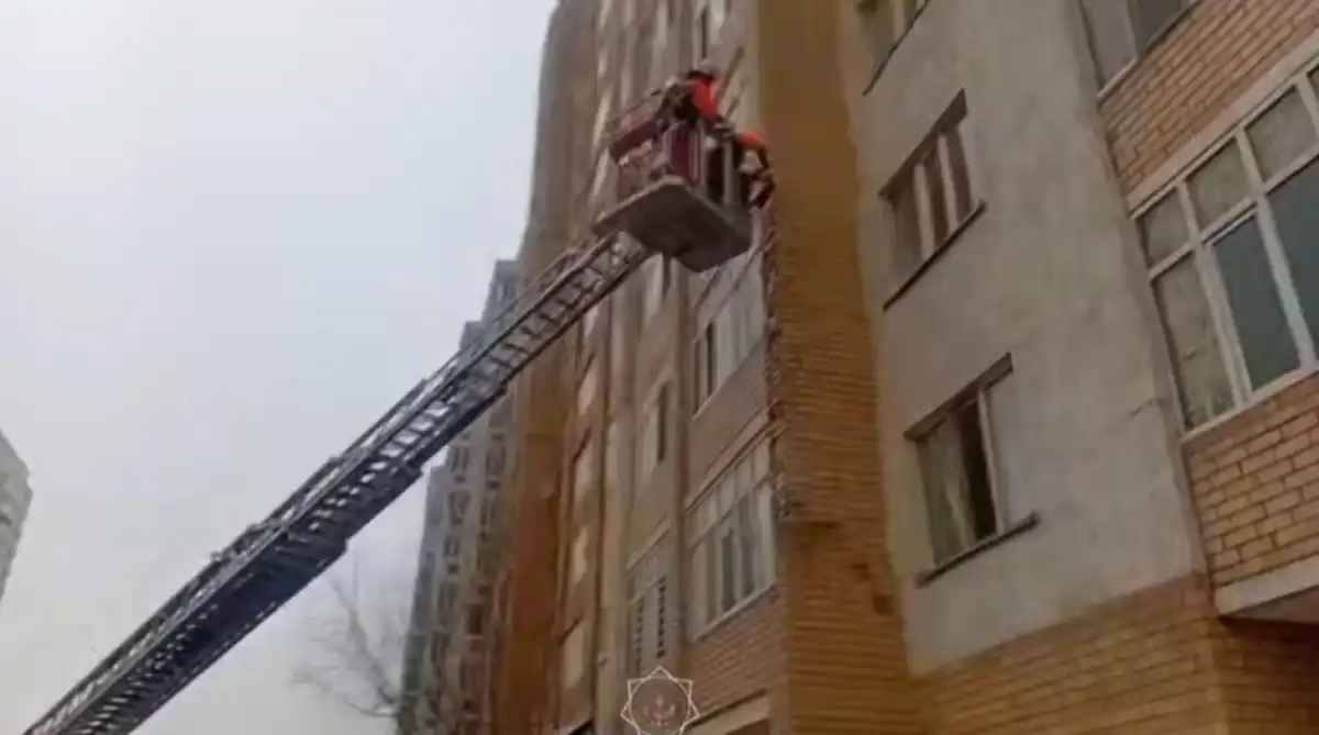 В Астане спасатели ликвидировали угрозу обрушения облицовки жилого дома