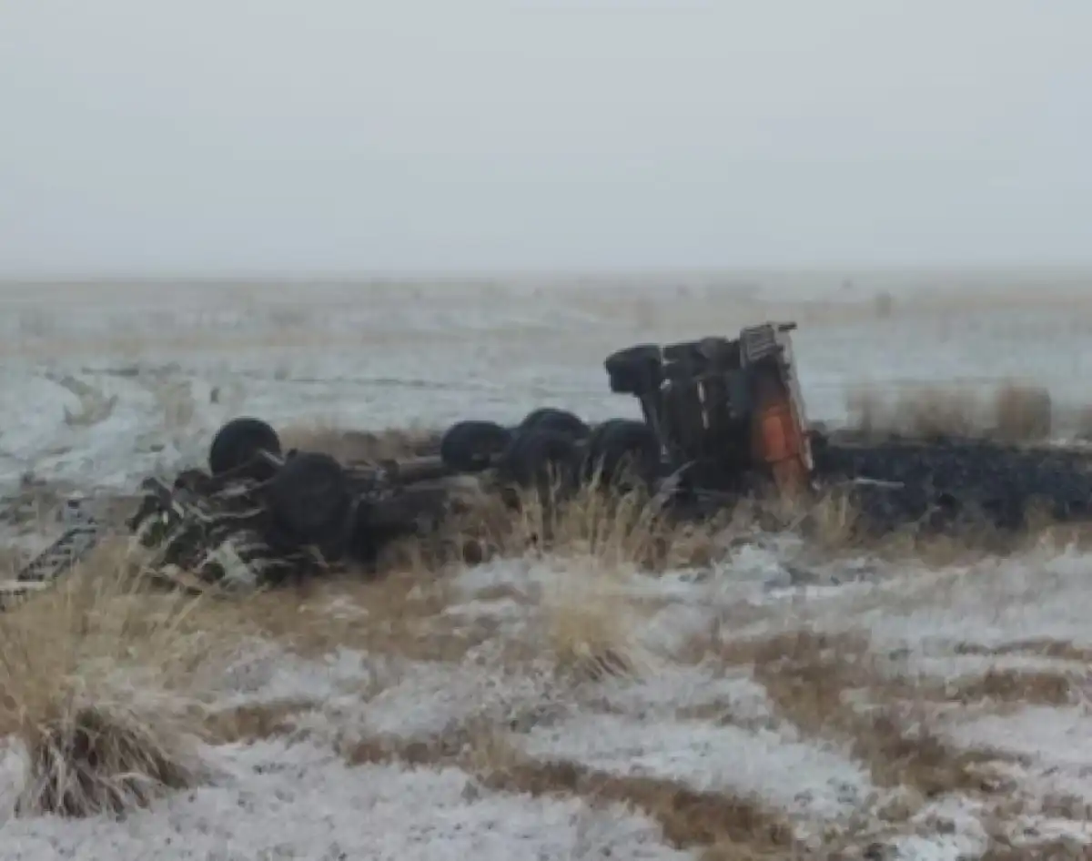 2 человека погибли при опрокидывании КамАЗа в кювет в Павлодарской области