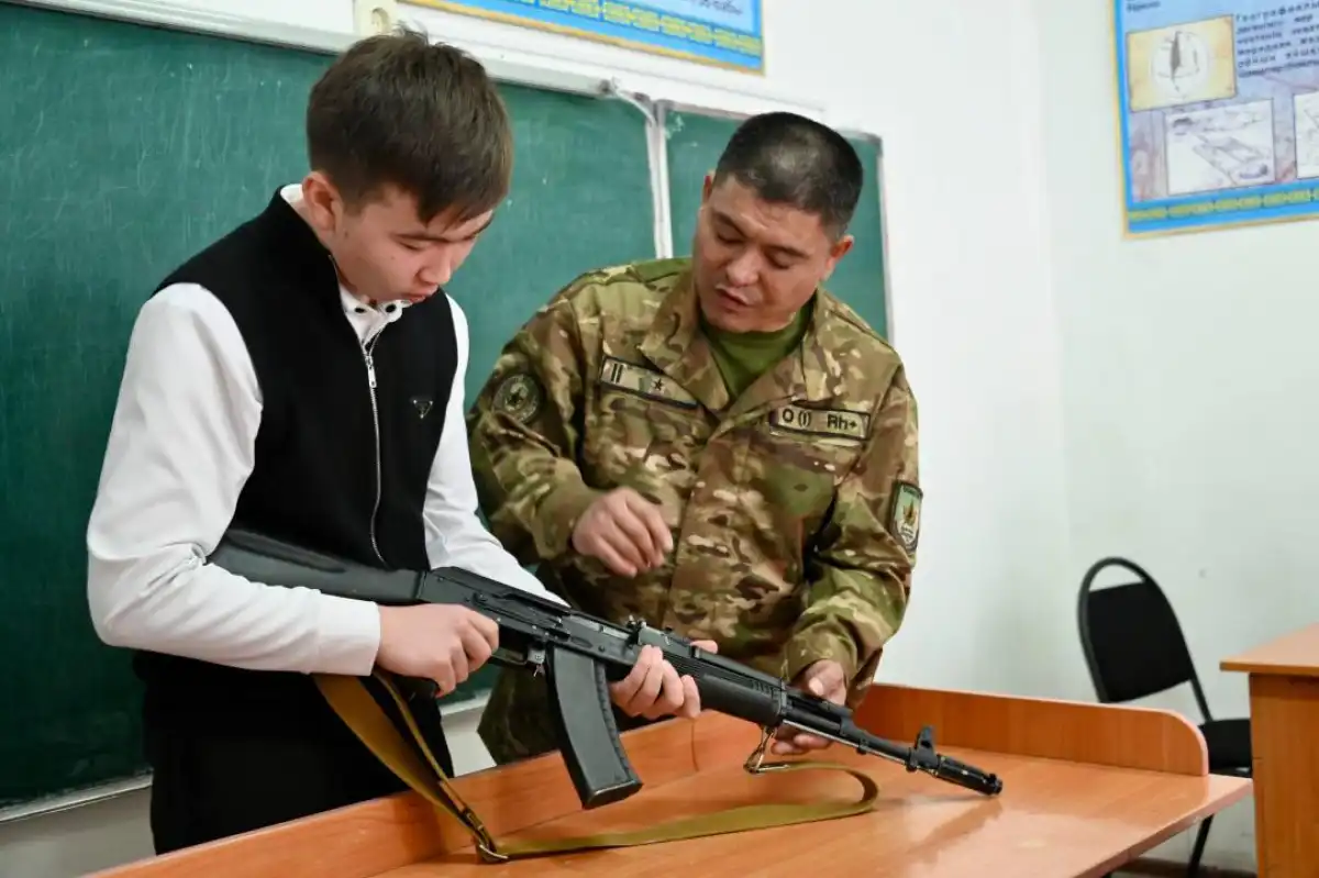 Новые правила начальной военной подготовки в школах и колледжах утвердили в Казахстане