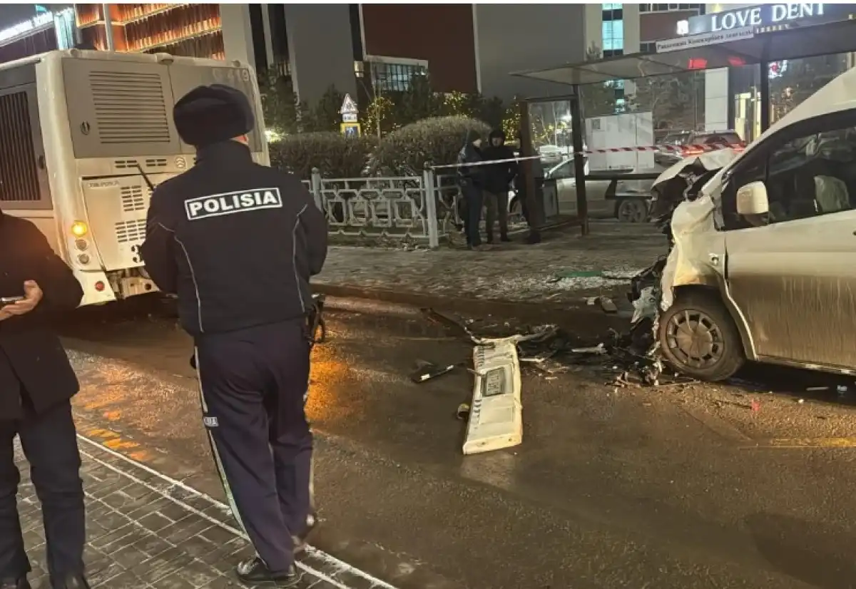 Смертельное столкновение микроавтобуса с автобусом произошло в Астане