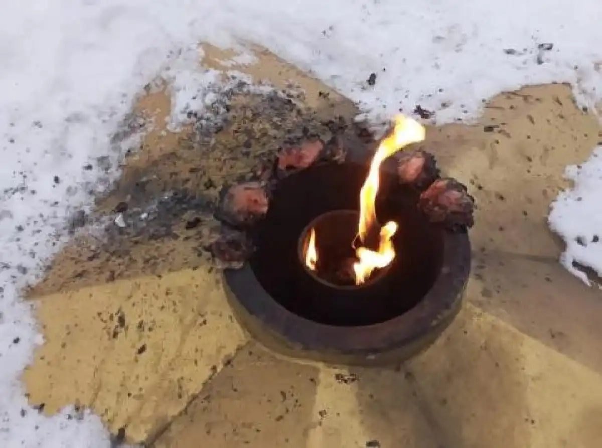 В Риддере ищут вандалов, жаривших курицу на Вечном огне