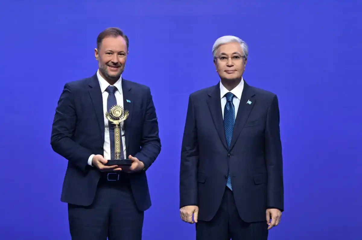 Лауреаты премий «Алтын сапа» и «Парыз» награждены Главой государства