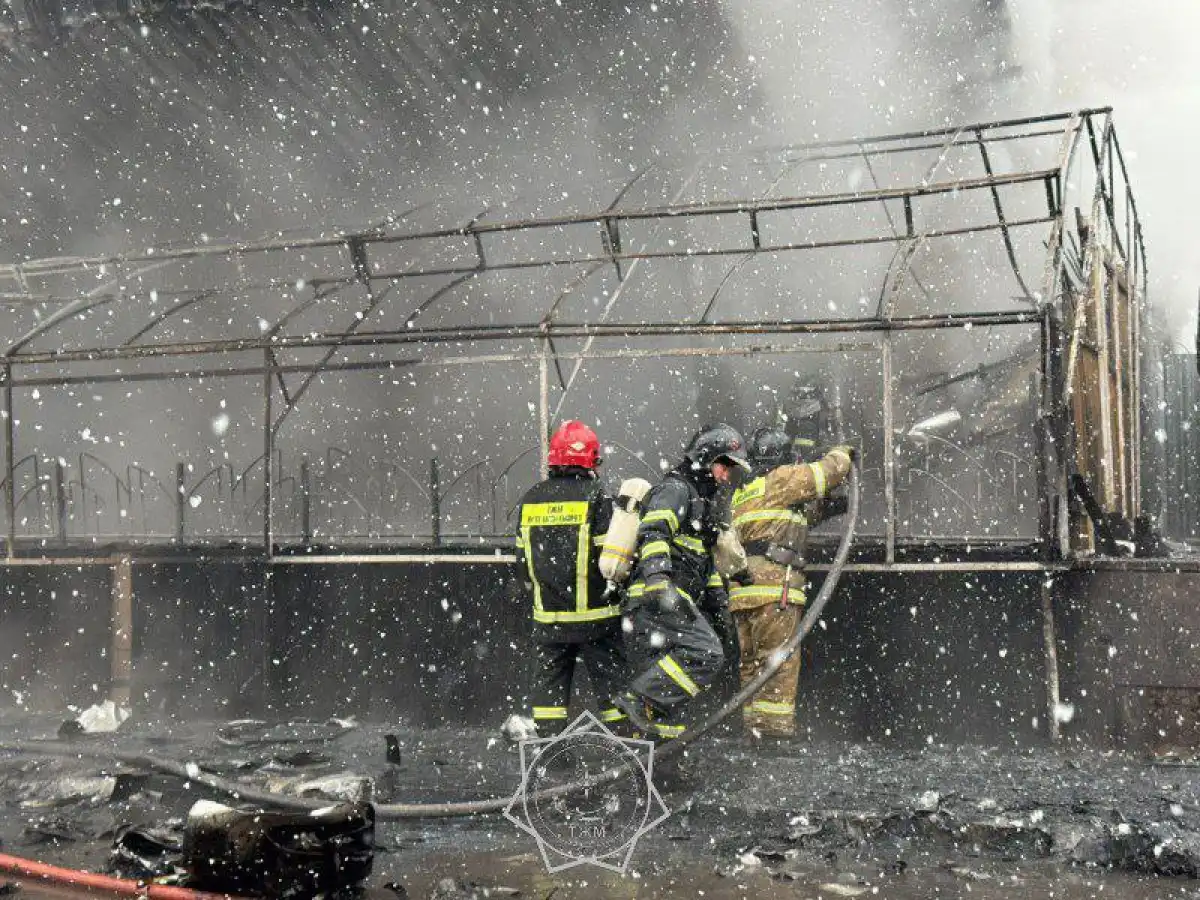 Загоревшийся павильон тушат по повышенному рангу в Астане