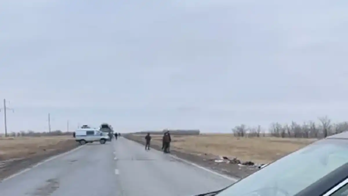 Автобус с 49 с гражданами Узбекистана перевернулся в Актюбинской области: есть погибшие