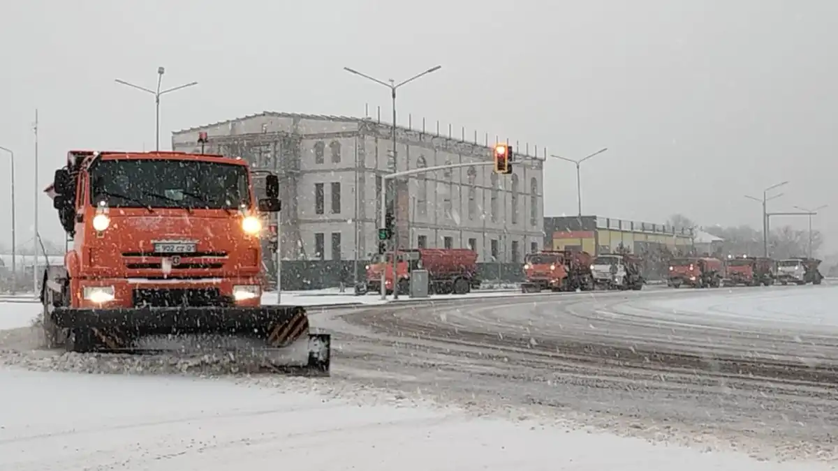 Снегопад в Астане: более 1 000 единиц спецтехники убирают снег — ВИДЕО