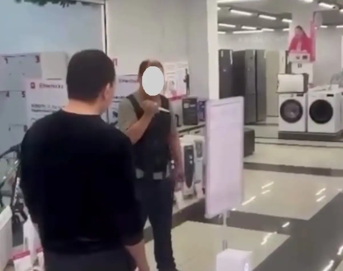 Вооруженный ножом мужчина устроил переполох в торговом доме в Сатпаеве