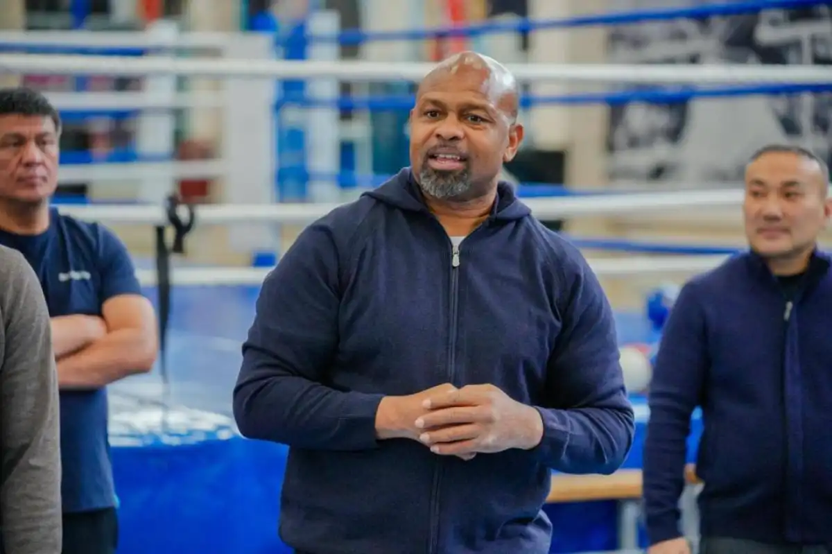 Рой Джонс провёл мастер-класс для юных спортсменов в Астане