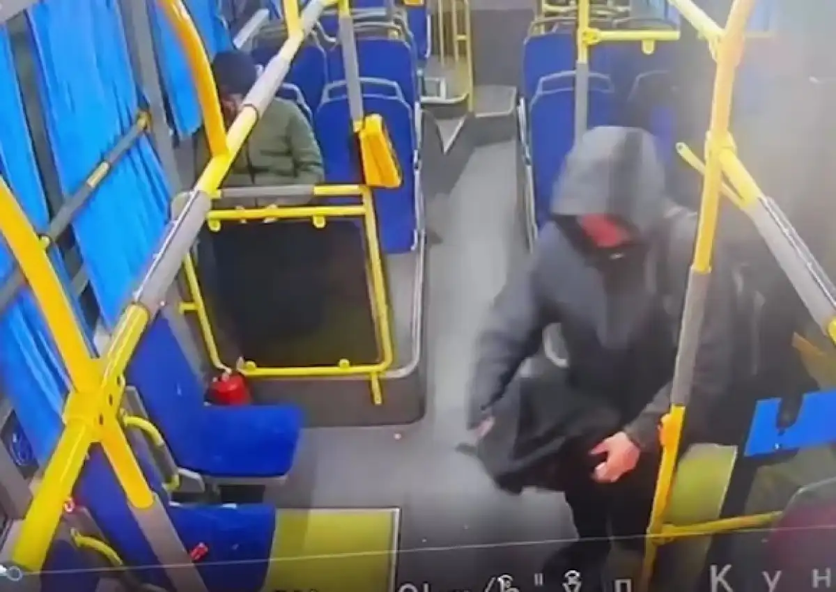 Алматинец пытался увезти украденный сейф на троллейбусе – ВИДЕО