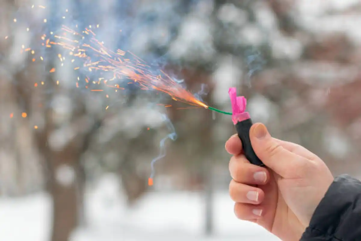 Подростки бросили петарду в воротник карагандинца (ВИДЕО)