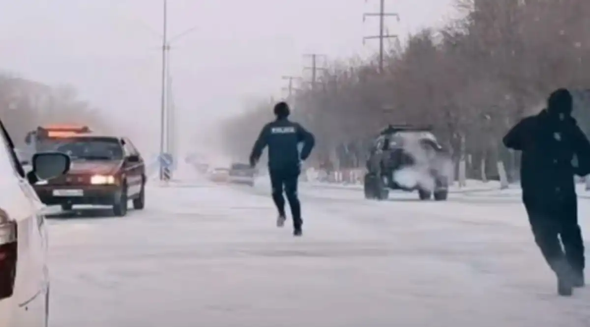 Рискнул жизнью: героический поступок полицейского Темиртау тронул казахстанцев – ВИДЕО