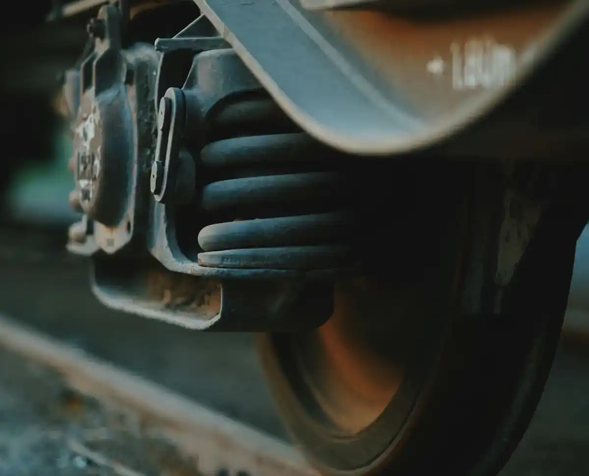 Поезд сбил путевую бригаду: погибли четверо рабочих