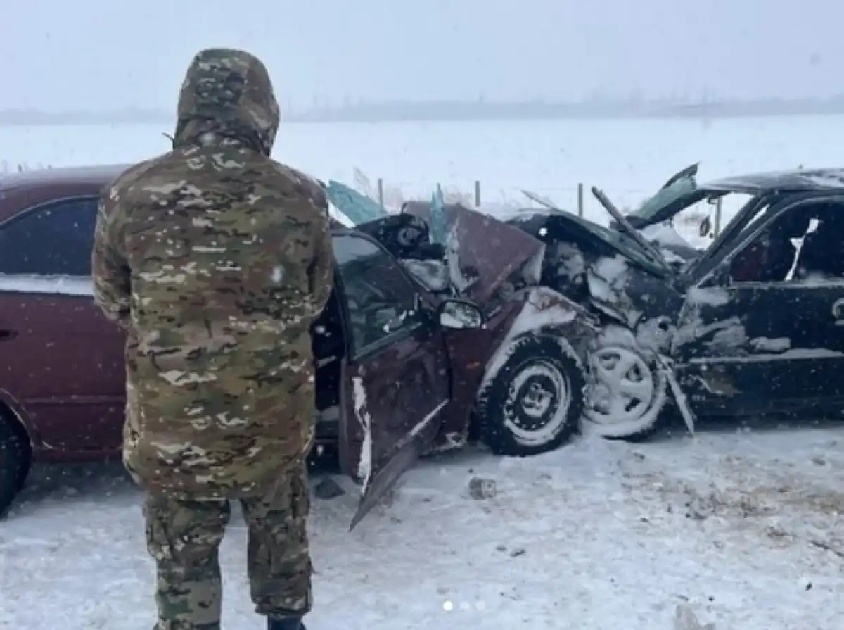 4 человека погибли при лобовом столкновении автомобилей в Жетысу