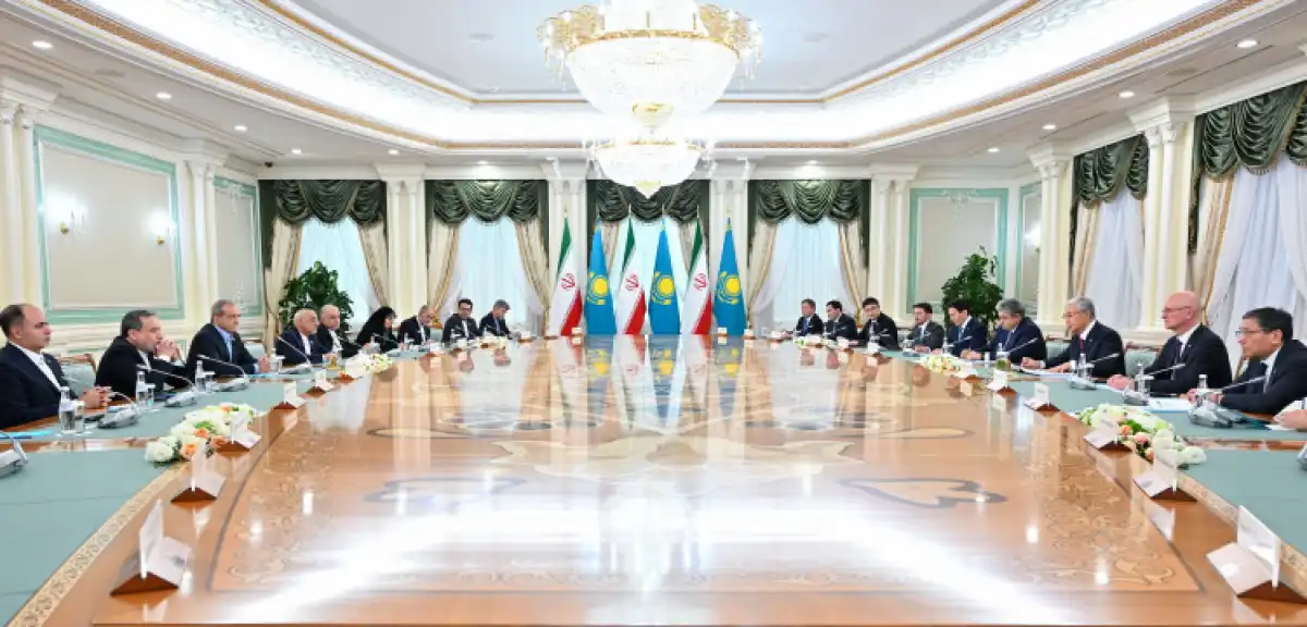 Президенты Казахстана и Ирана провели переговоры в расширенном составе