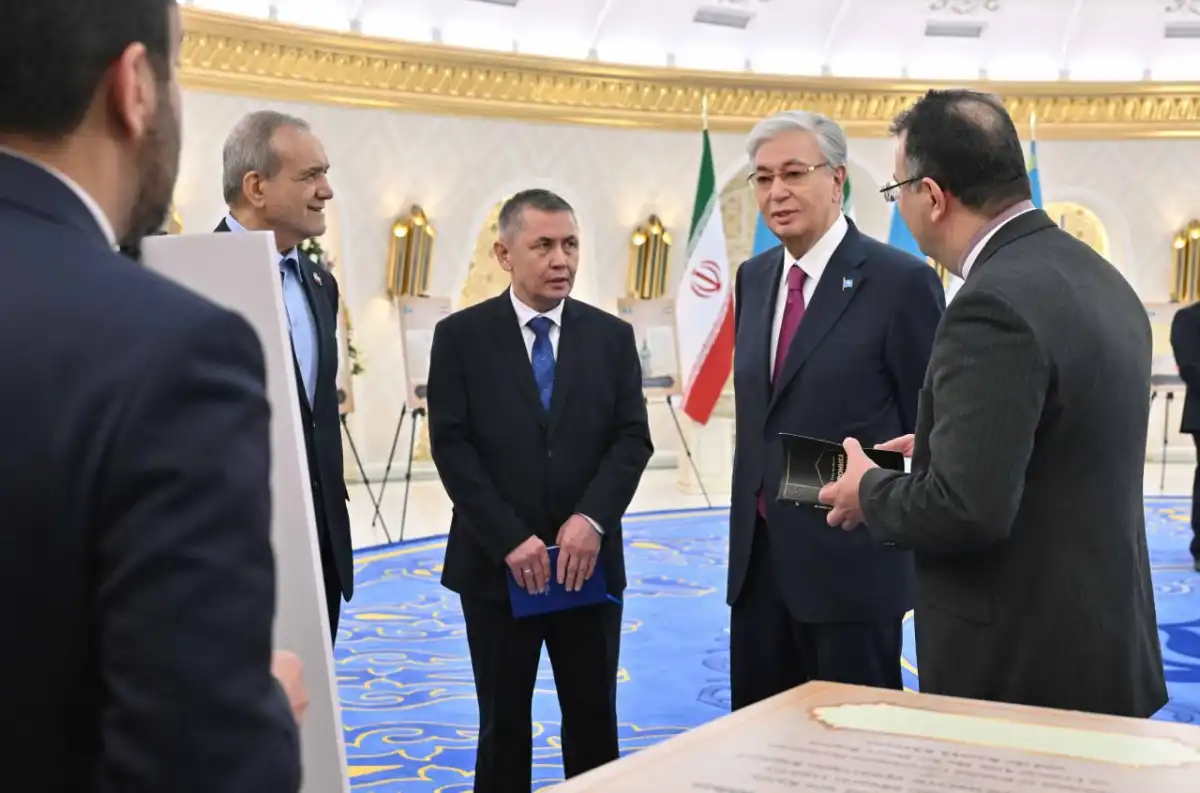 Токаев и Пезешкиан ознакомились с древними иранскими рукописями о Казахстане