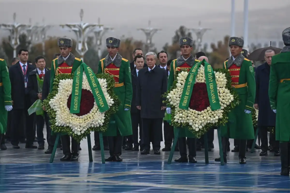 Токаев возложил венок к Монументу Нейтралитета