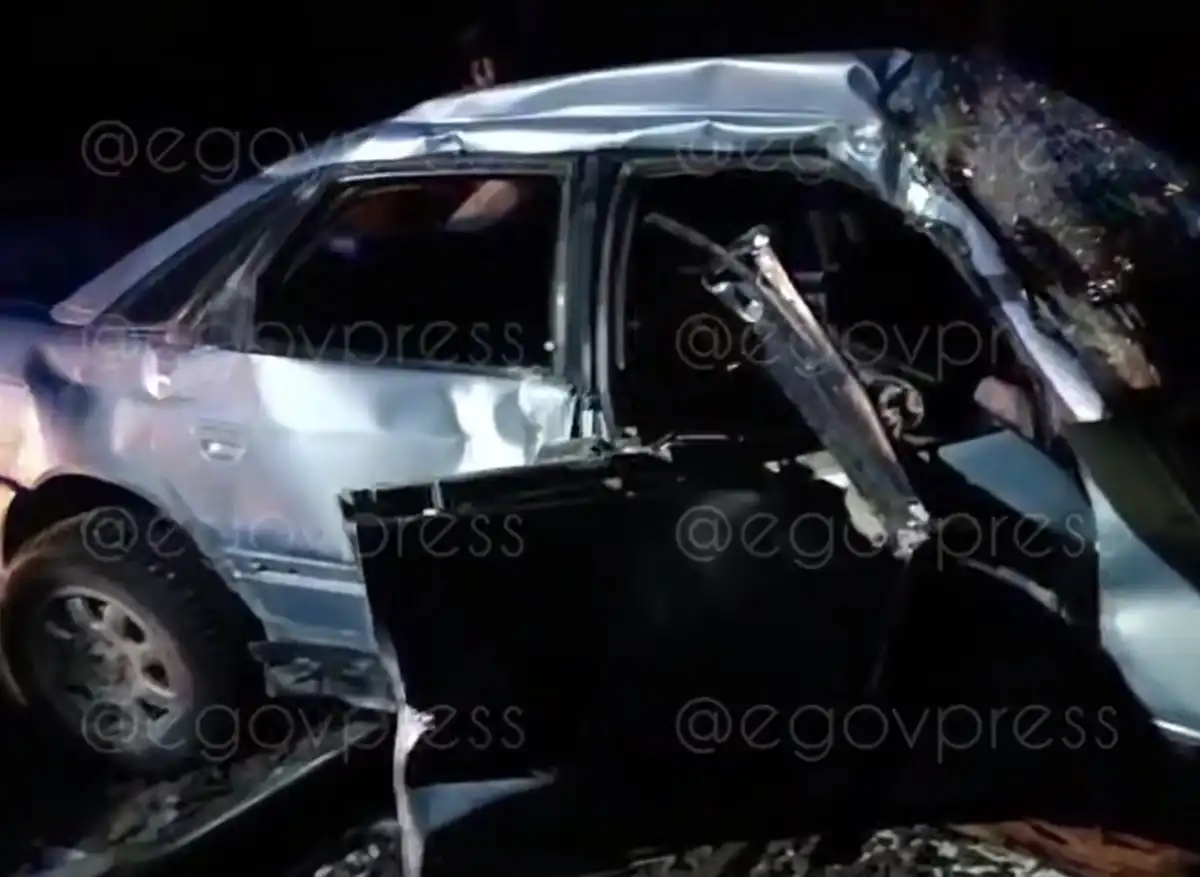 Авто с пятью людьми проехало на красный и столкнулось с поездом в Карагандинской области