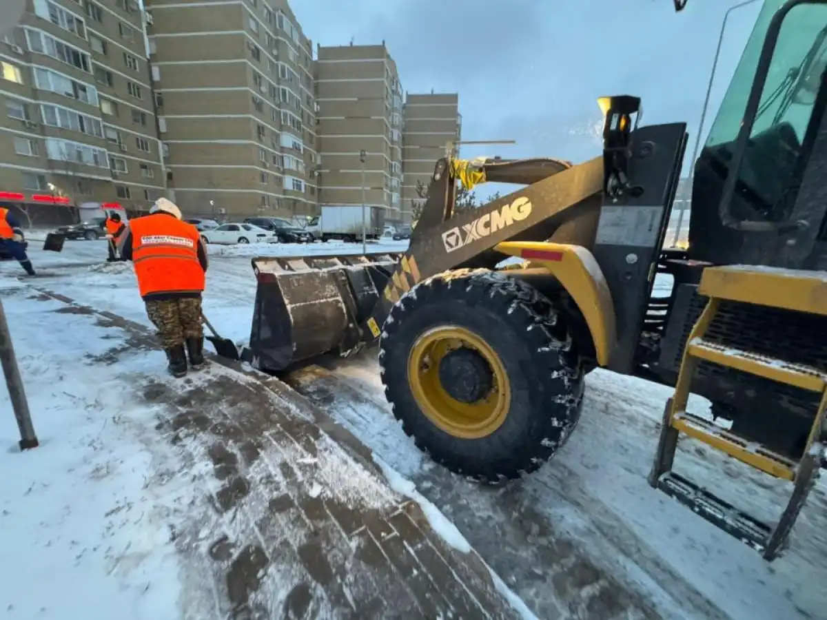 Как в Астане борются с гололедом