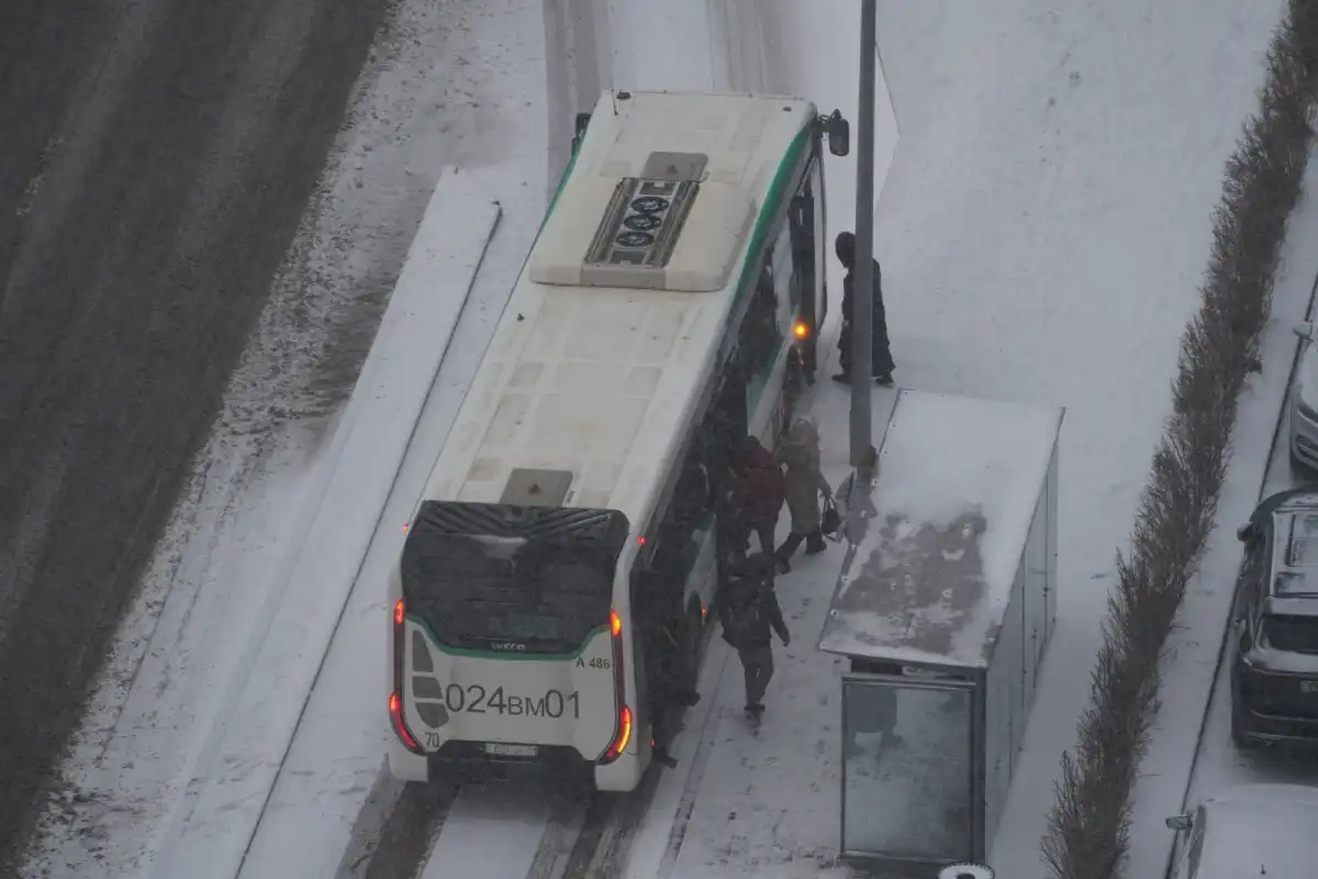 В Астане временно приостановлено движение ряда пригородных автобусов