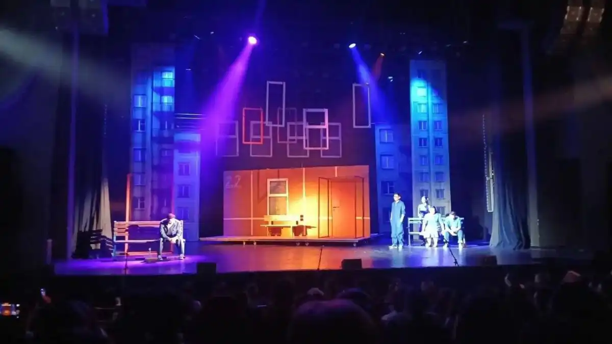 В Астане впервые представили написанный с помощью ИИ спектакль
