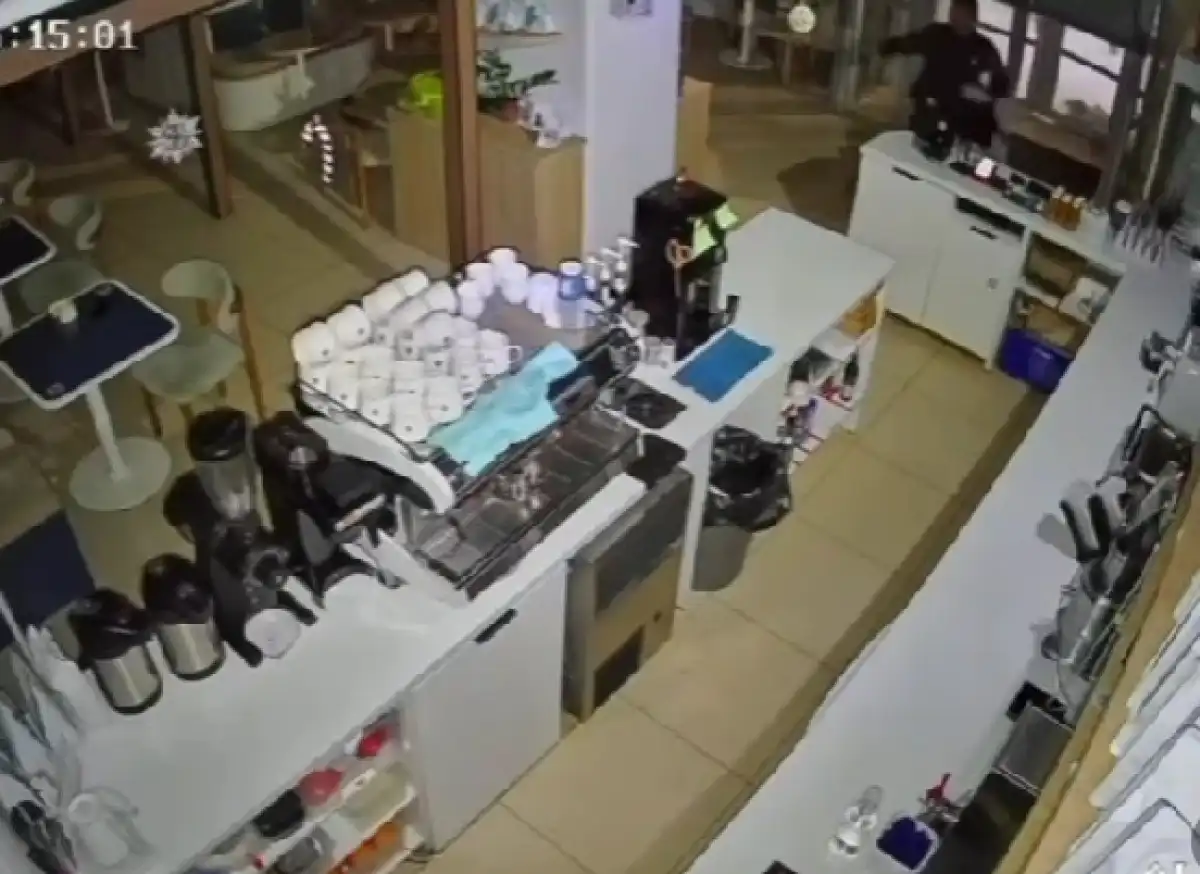 Ночной взлом в кофейне попал на видео в Астане
