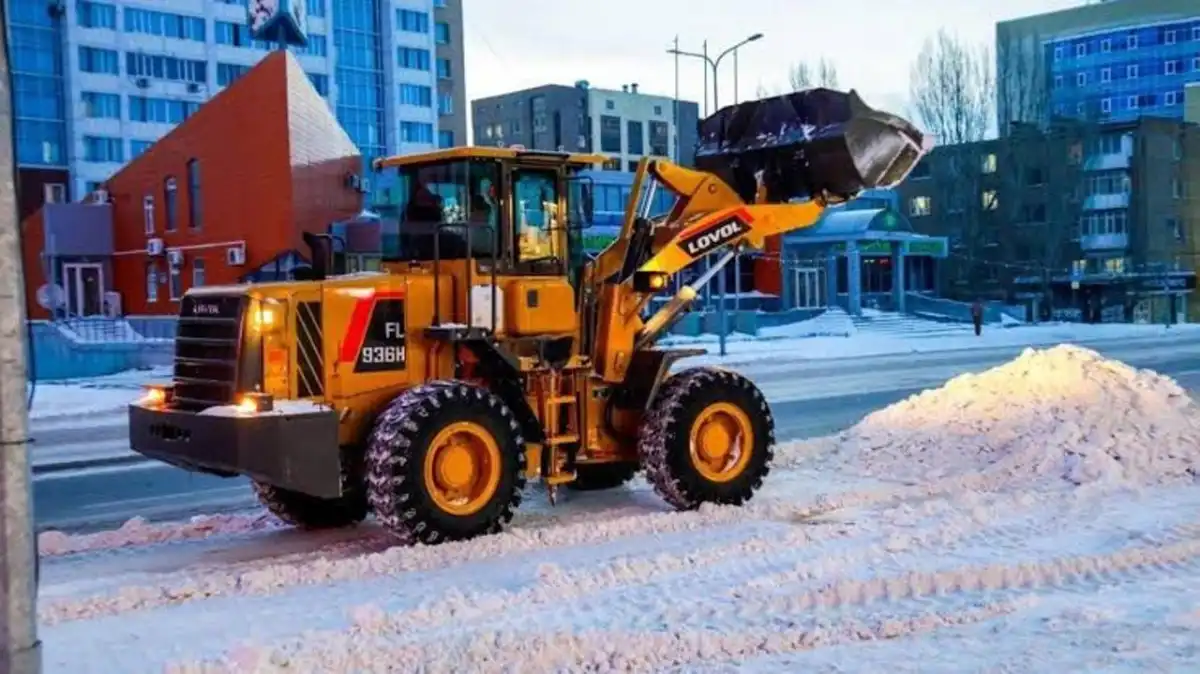 Работают без перерывов и выходных: как коммунальные службы борются со снегом и наледью в Астане