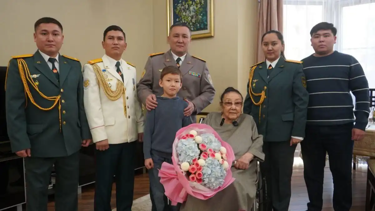 Военнослужащие с оркестром поздравили Бибигуль Тулегенову в Алматы