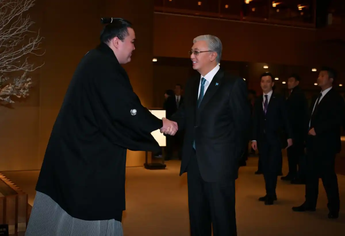 Токаев встретился в Токио с профессиональным борцом сумо Ерсином Балтагулом