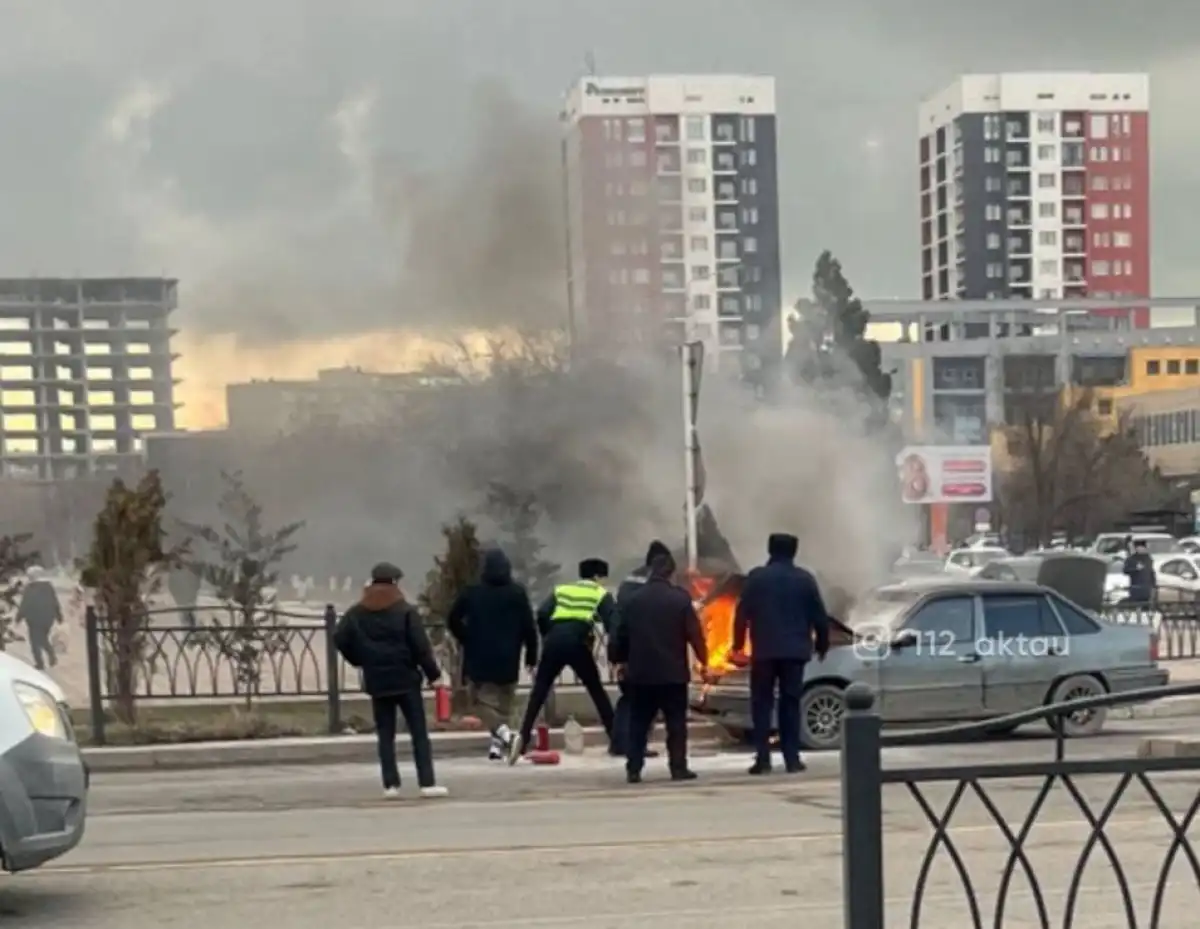 Тушить авто и спасать очевидца пришлось одновременно полицейским в Актау