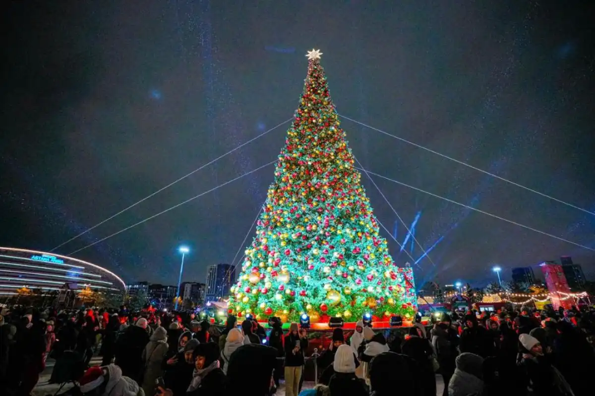 Более 40 новогодних ёлок одновременно зажгли в Астане