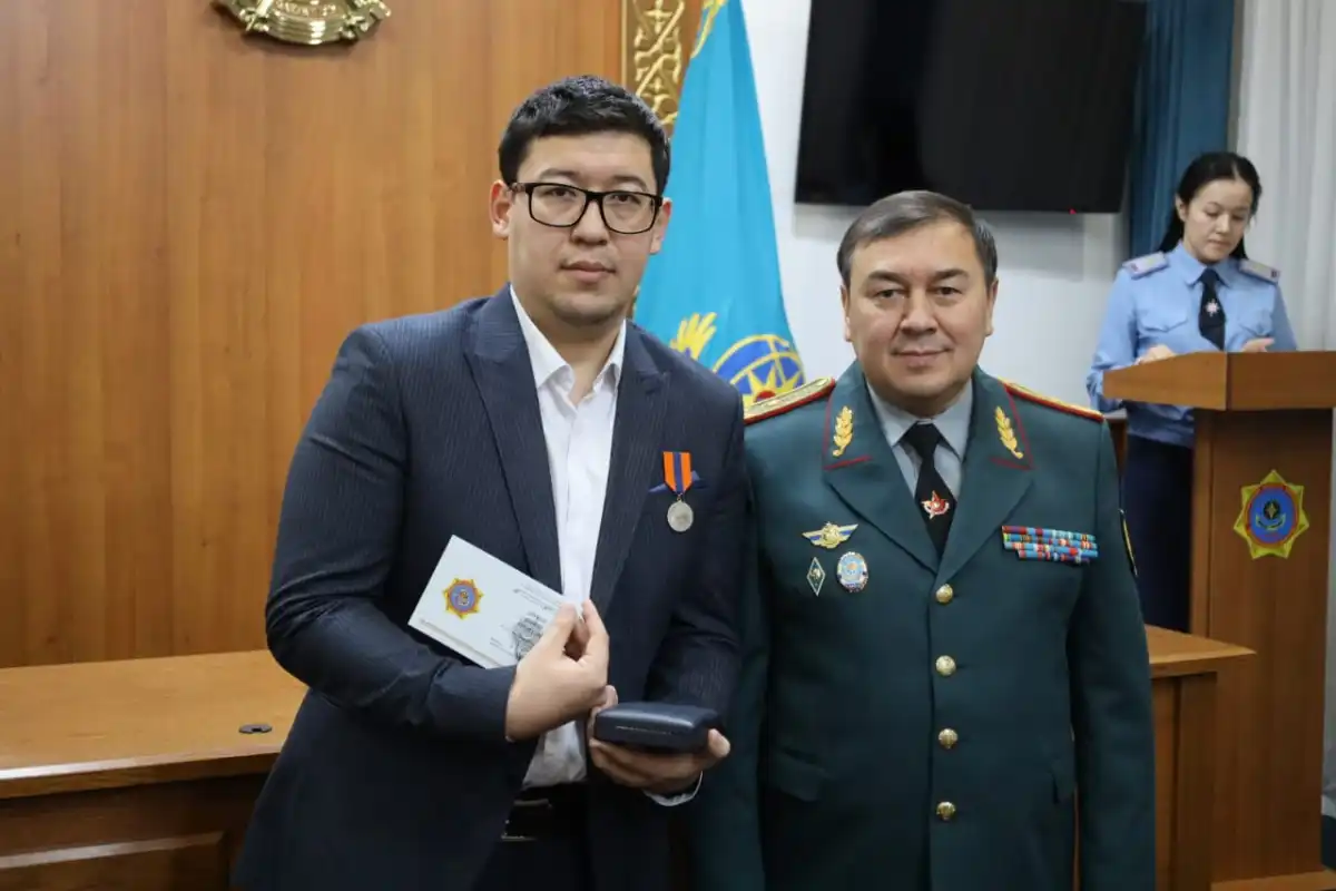 Астанчанин награжден за спасение человека, провалившегося под лёд