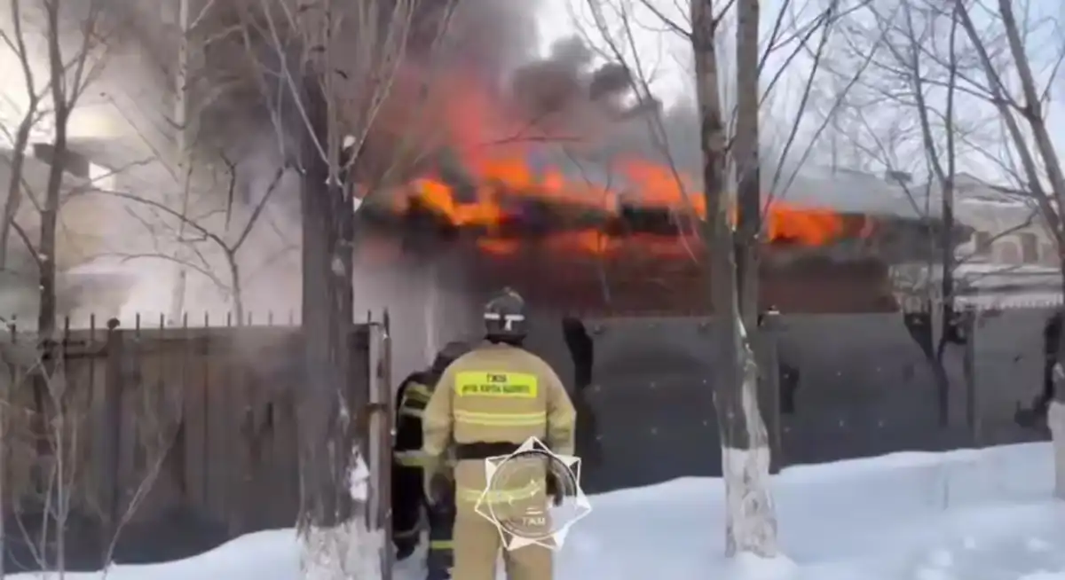 Пожар вспыхнул на территории частного жилого дома в Астане