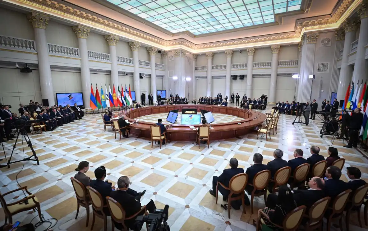 Глава государства предложил внедрить ИИ в основные сферы деятельности ЕАЭС