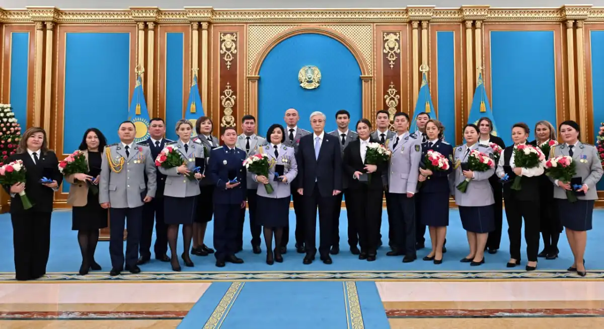 Президент вручил ключи от квартир правоохранителям