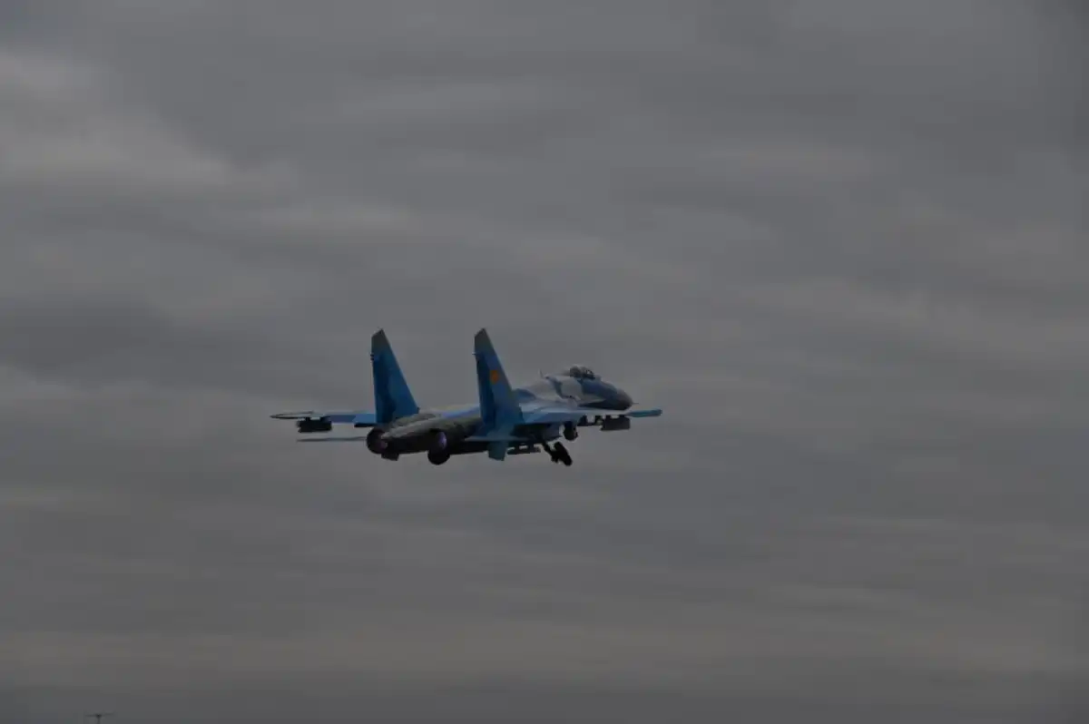 Казахстанские летчики посвятили полеты 115-летию Бауыржана Момышулы