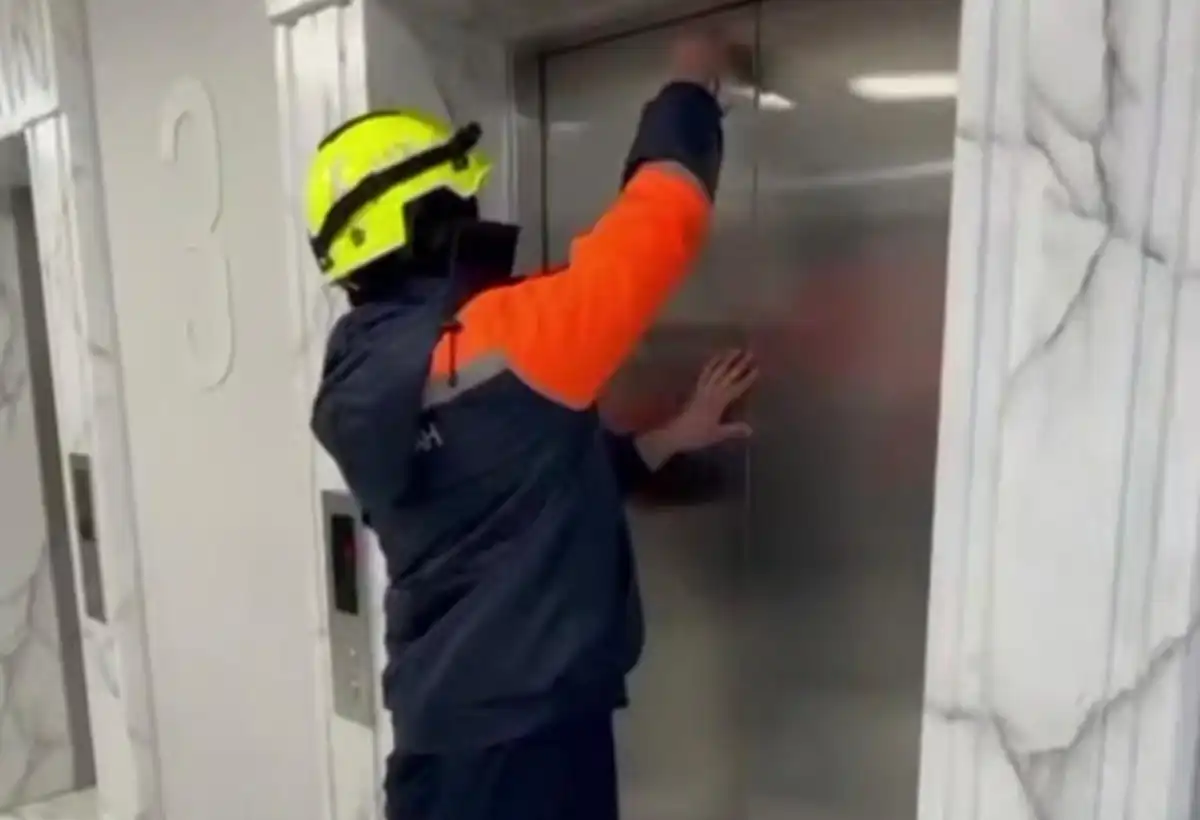 Лифт столичного ЖК «захватил» пассажирку