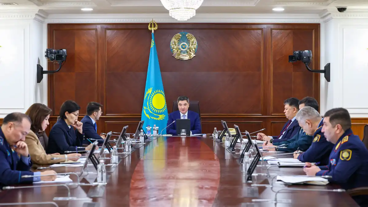 Премьер-министр поручил усилить охрану общественного порядка в праздничные дни