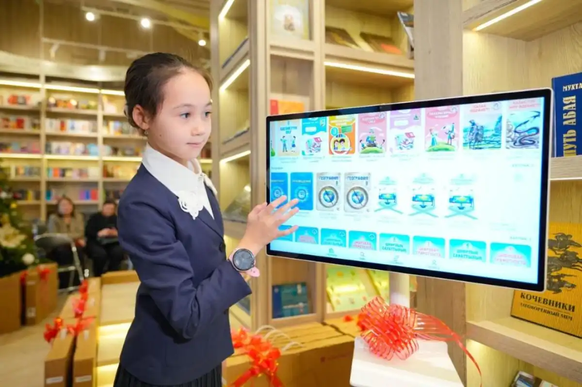 Школам и библиотекам Астаны подарили работающие без Интернета цифровые учебные станции
