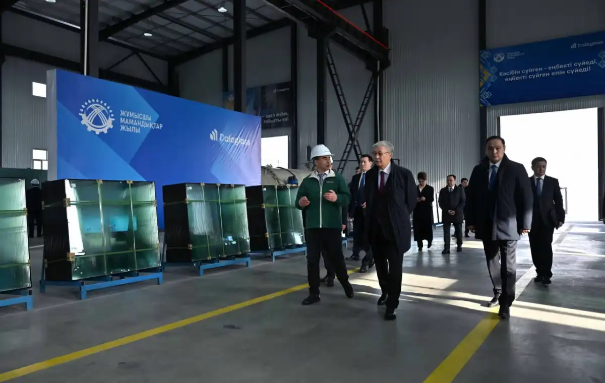 Токаев осмотрел предприятие по производству закаленного стекла в Жамбылской области