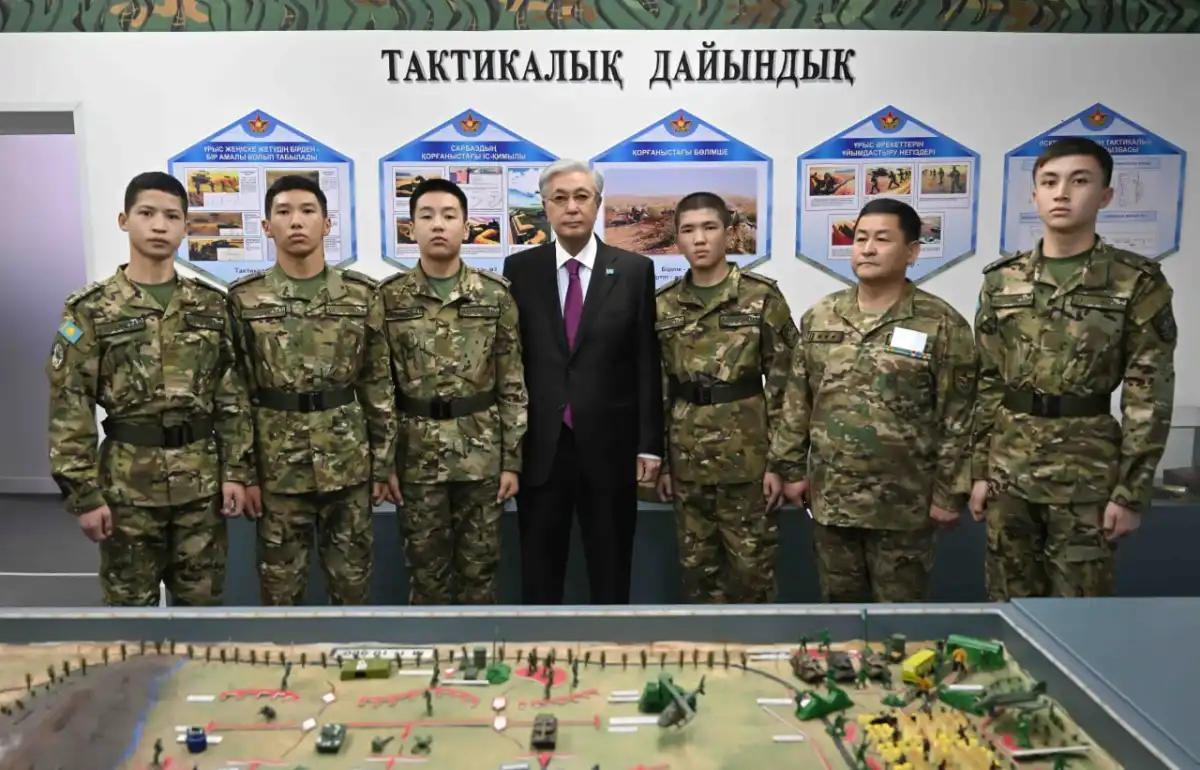 Токаев посетил специализированную военную школу-интернат в Таразе