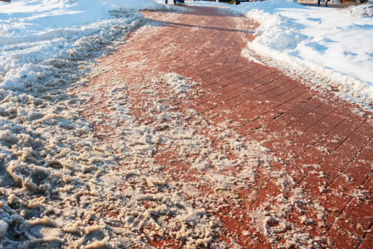 В Казахстане начали заменять соль на дорогах: чем посыпают улицы зимой
