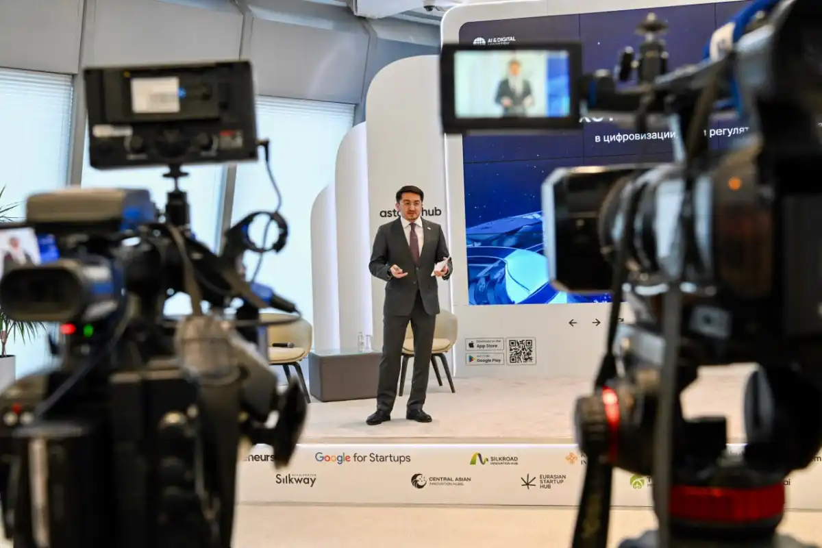 Развитие ИИ и цифровизация: Жаслан Мадиев рассказал об итогах года