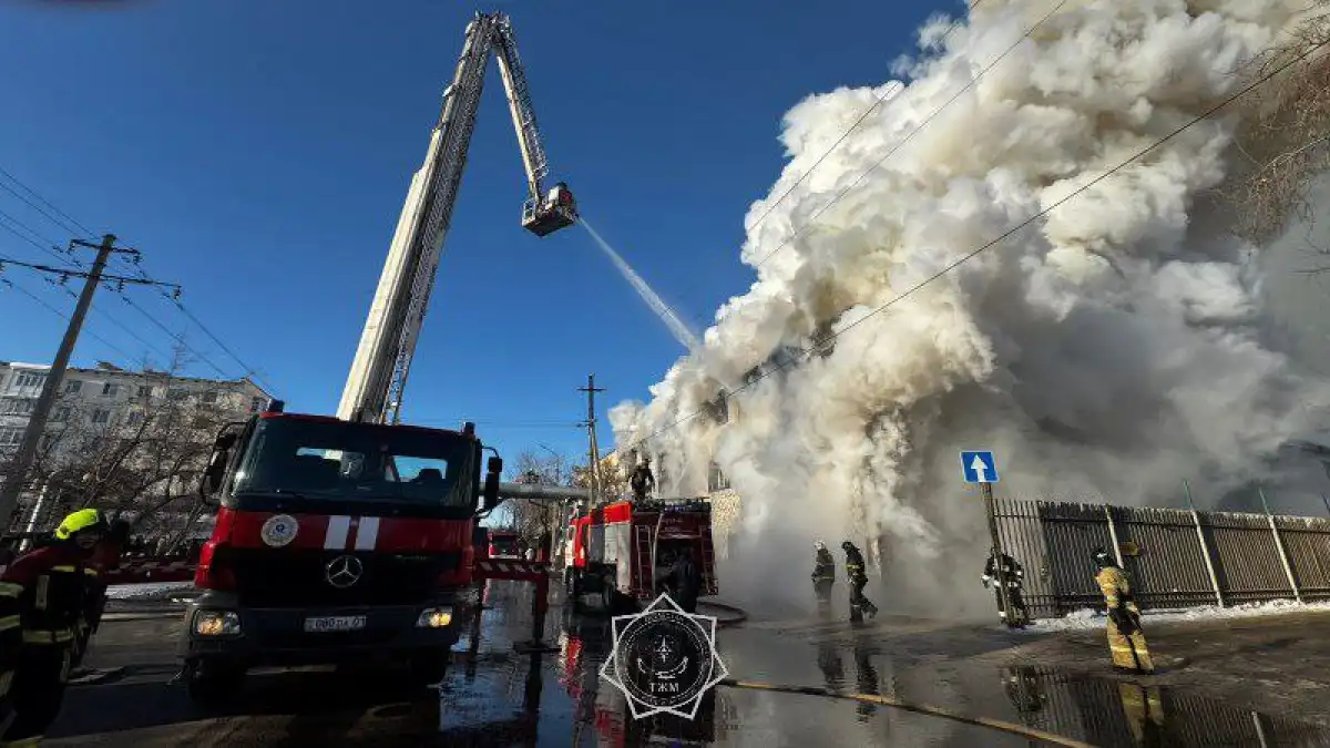 Крупный пожар потушили в Астане: огонь охватил два этажа